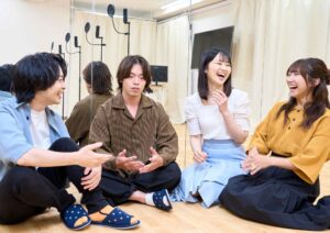 半年間グループレッスンコース」演技力を磨く実践的なレッスン風景。プロを目指すための個別フィードバック付き