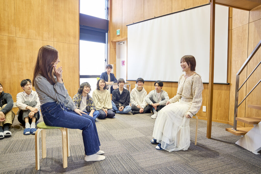 生徒たちがレペテションで演技を上達させていく様子