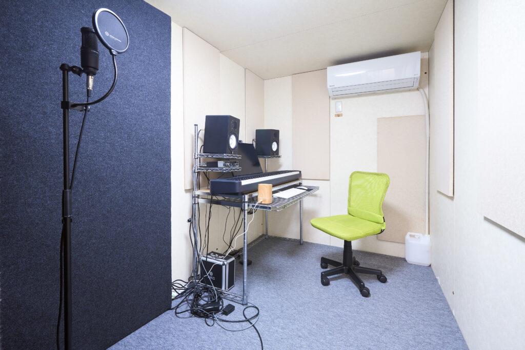 新桜台駅、江古田駅から徒歩圏内の防音スタジオ室内写真。歌やセリフ練習、ボイスサンプル録音に最適なヤマハ製防音室