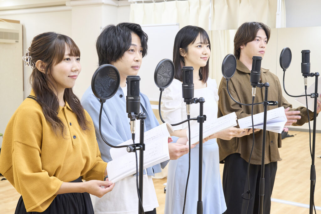 マイク前で真剣に演技する生徒たち