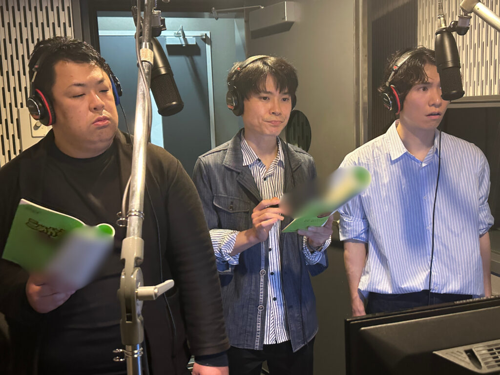 アニメ「こめかみっ！ガールズ」の兵士役として、3枚のマイクを使い分けて同時収録に挑む男性声優陣