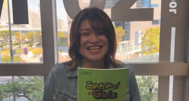アニメ「こめかみっ!ガールズ」の台本を手に、収録後のインタビューで満面の笑顔を見せる声優スクール生・髙松千波さん