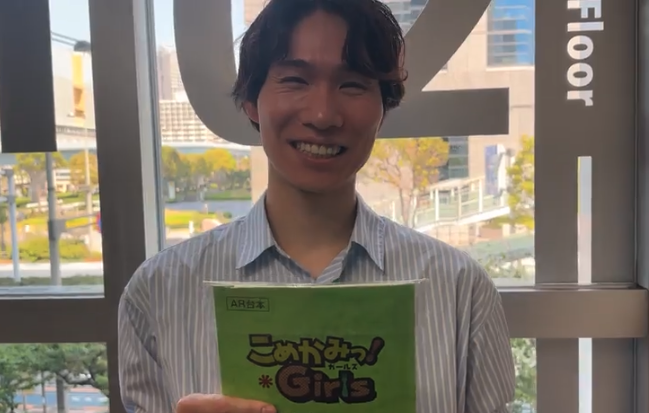 アニメ「こめかみっ！ガールズ」の台本を手に、収録後のインタビューで爽やかな笑顔を見せる声優スクール生・君澤透さん