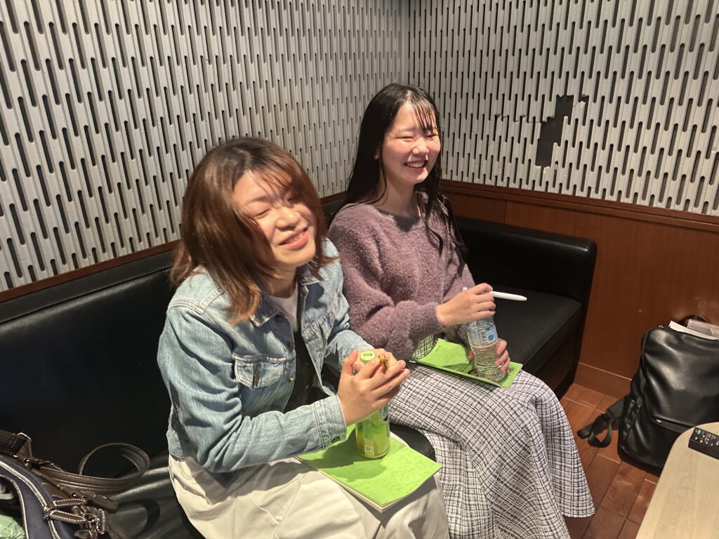 アフレコ収録を終え、安達きらりさんと共に笑顔を見せる髙松千波さん